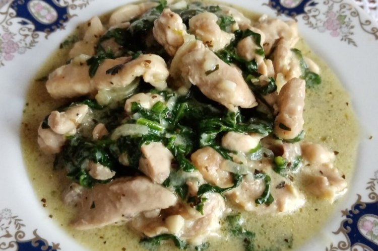 Turkey in Cream Sauce with Spinach