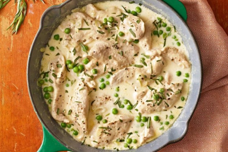 Turkey with Green Peas in Cream Sauce