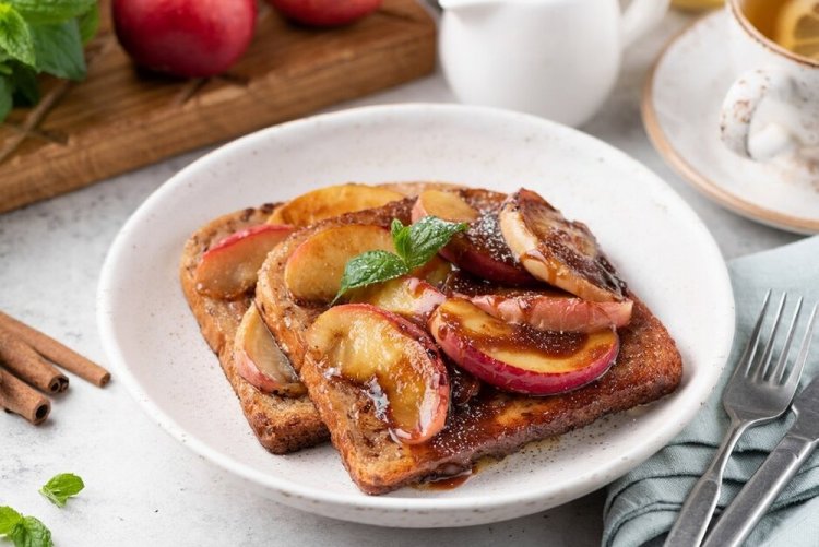 Tostadas dulces de pan negro con manzanas