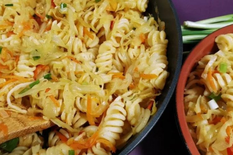 Pasta con col y zanahoria