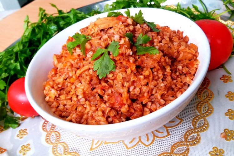 Trigo sarraceno con tomates en salsa de tomate