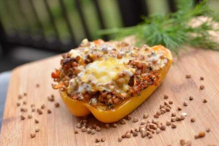 Pimientos rellenos de trigo sarraceno y champiñones