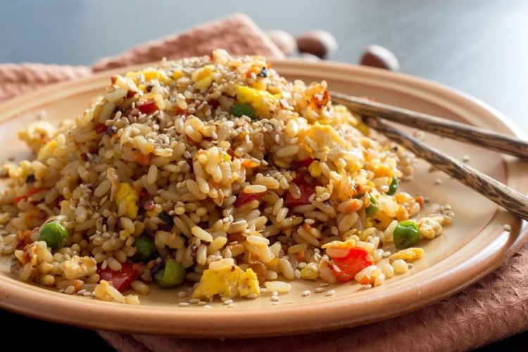 Arroz con huevo y verduras