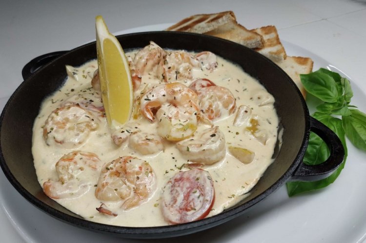Shrimp with Cherry Tomatoes in Cream Sauce