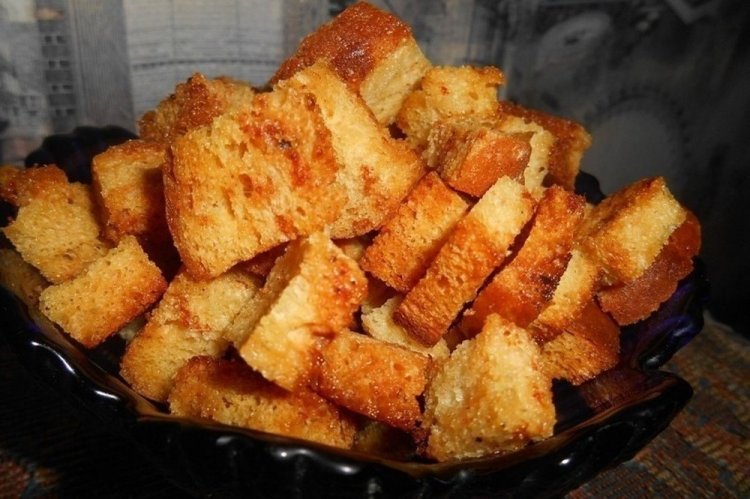 Croutons with Garlic and Paprika