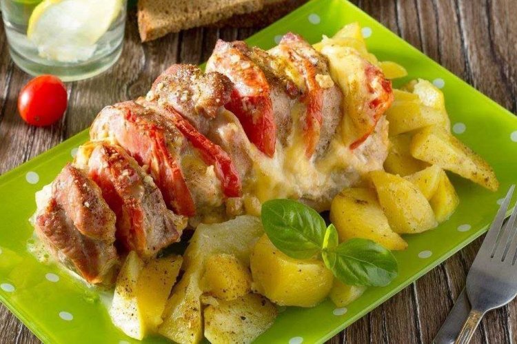 Solomillo de cerdo asado con tomates y queso