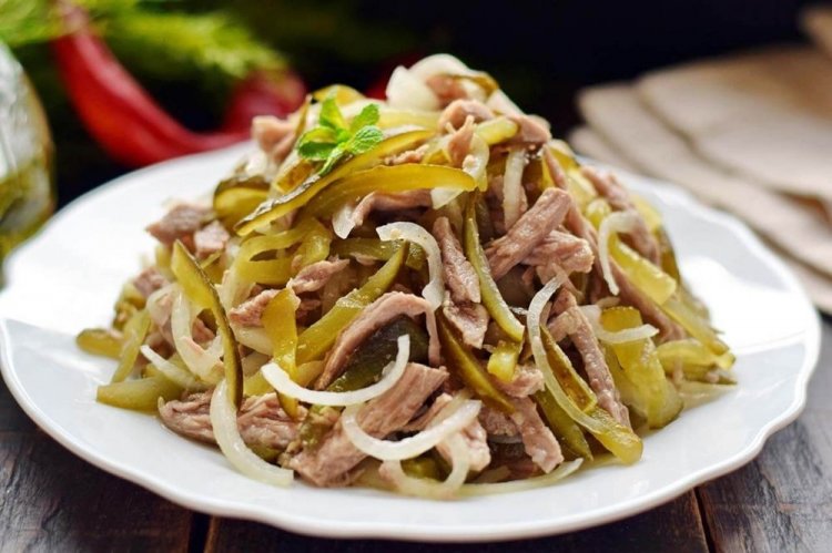 Ensalada de solomillo de cerdo y pepinillos encurtidos