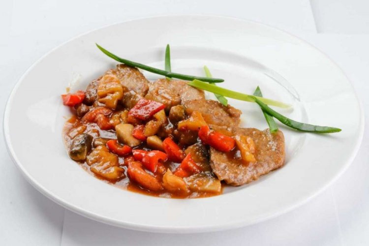 Solomillo de cerdo con verduras en sartén