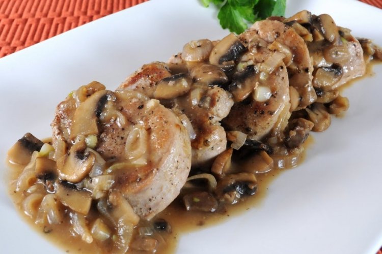 Medallones de solomillo de cerdo con champiñones