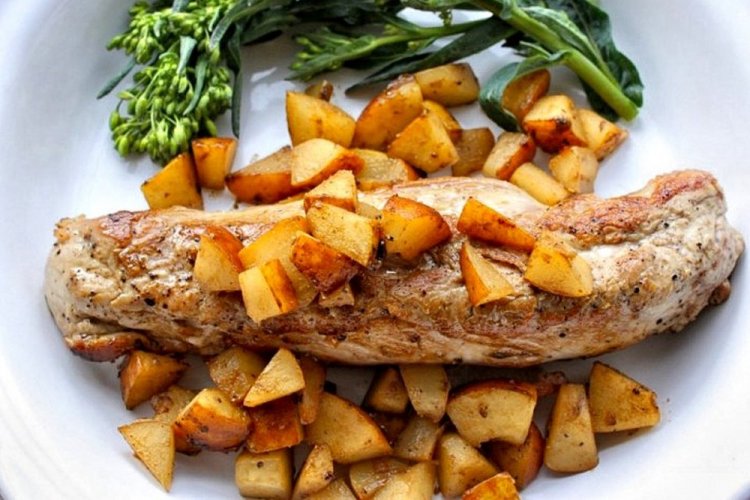 Solomillo de cerdo con vino y peras al horno