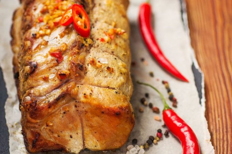 Lomo de cerdo con ajo y chile al horno