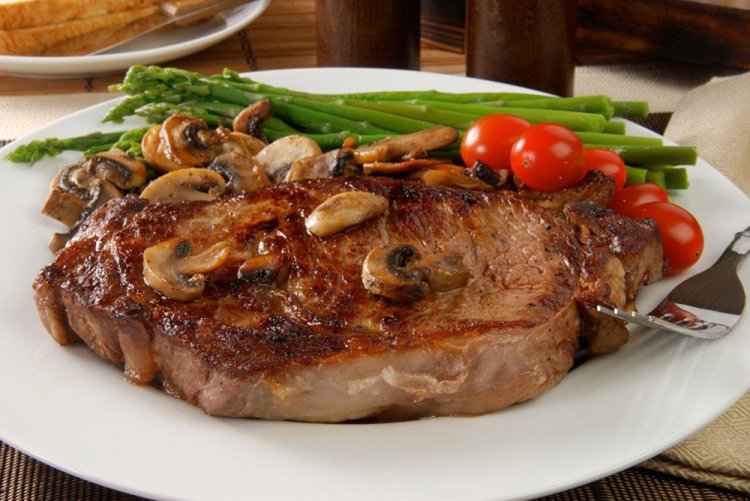 Lomo de cerdo con champiñones al horno