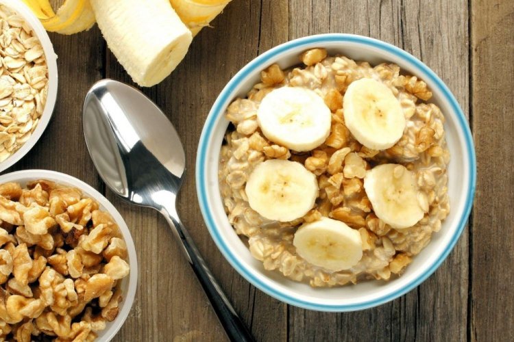 Oatmeal with Banana and Nuts