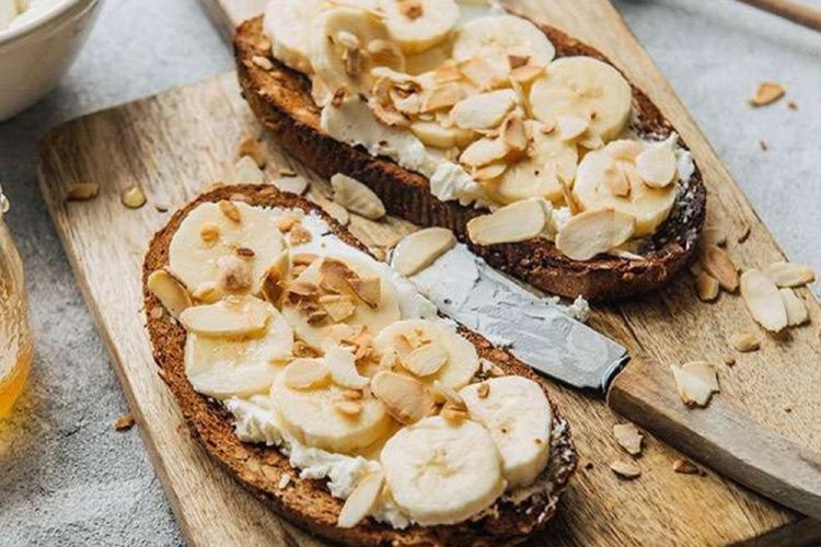Toasts with Banana and Cream Cheese