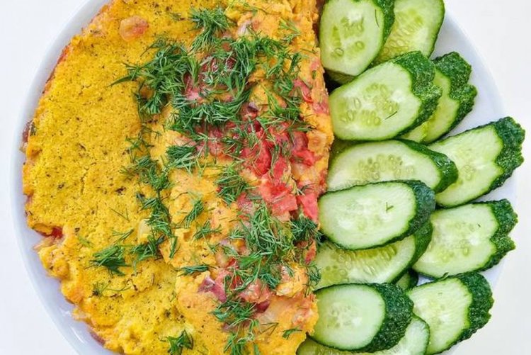 Tortilla de garbanzos con verduras y tofu