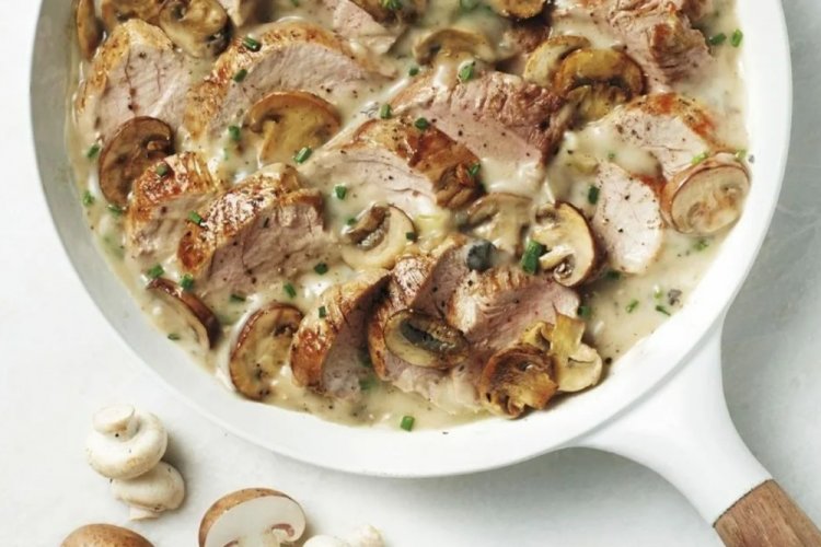 Solomillo de cerdo con champiñones y nata en sartén