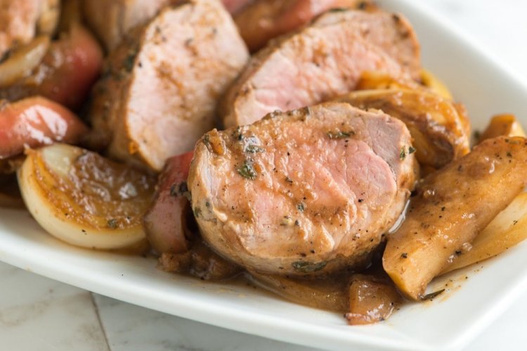 Solomillo de cerdo con manzanas en sartén