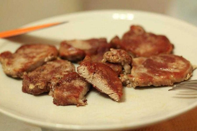 Solomillo de cerdo con hierbas aromáticas en sartén