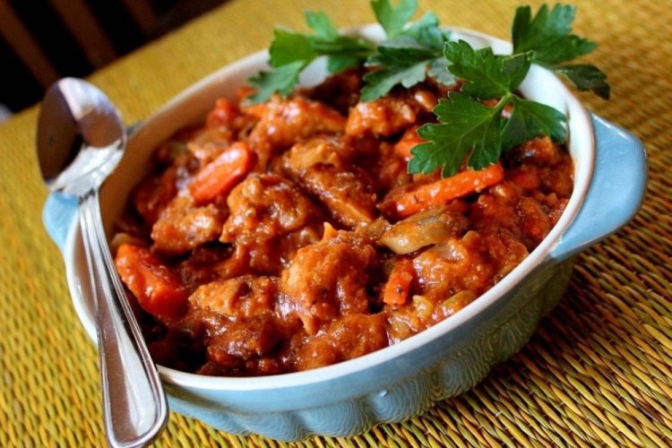 Solomillo de cerdo en salsa de tomate en sartén