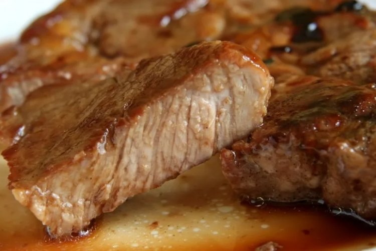 Solomillo de cerdo al vino en sartén