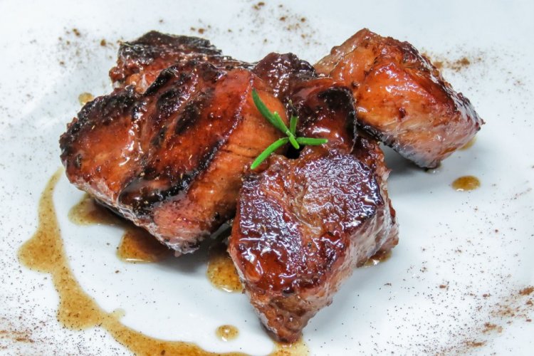 Solomillo de cerdo en salsa de soja en sartén