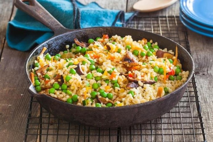 Bulgur con maíz y guisantes verdes