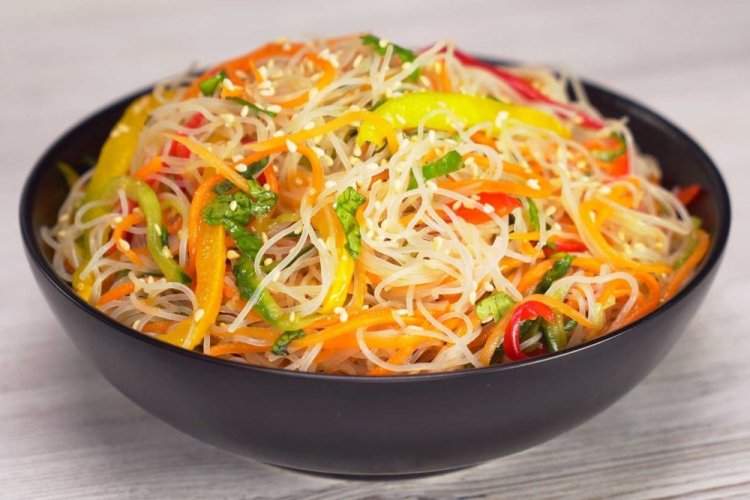 Fideos de celofán con verduras