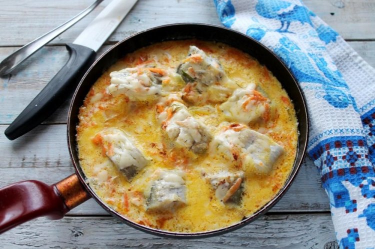 Trucha con cebolla y zanahoria en salsa de crema