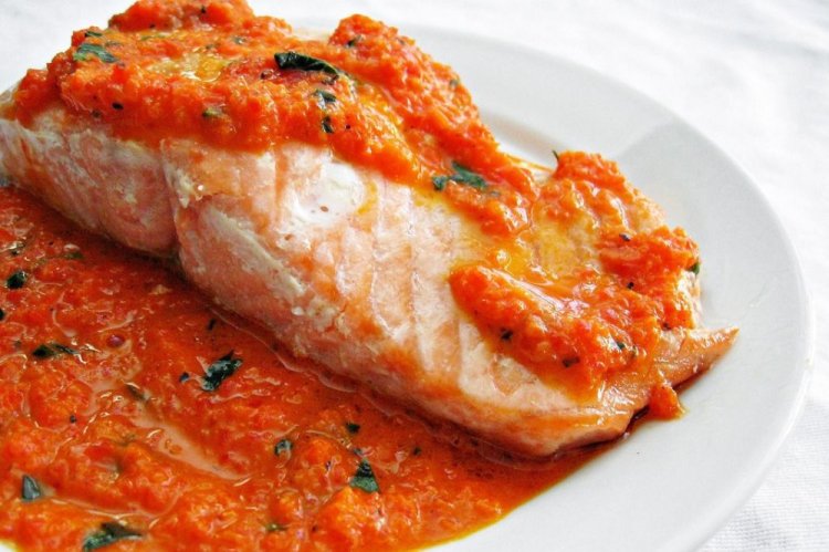 Trucha con pimentón en salsa de crema y tomate