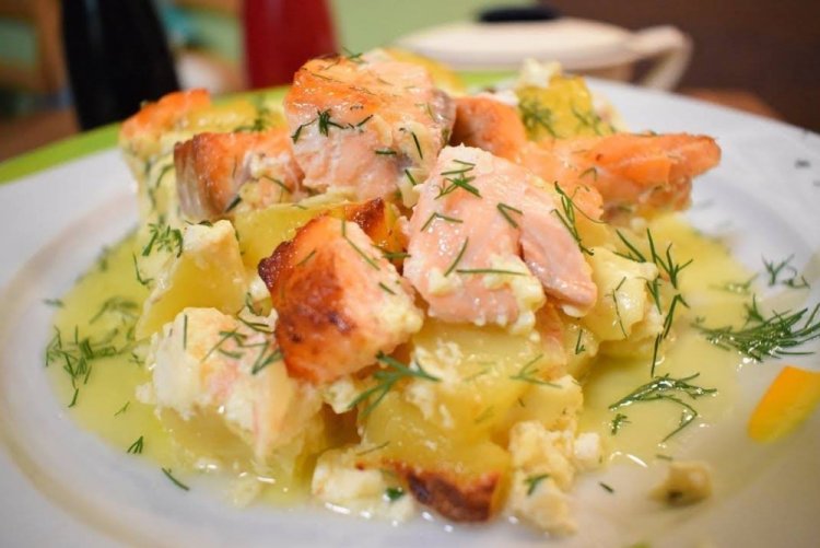 Trucha con patatas en salsa de crema