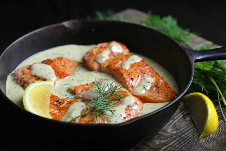 Trucha en salsa de crema espesa con harina y zumo de limón