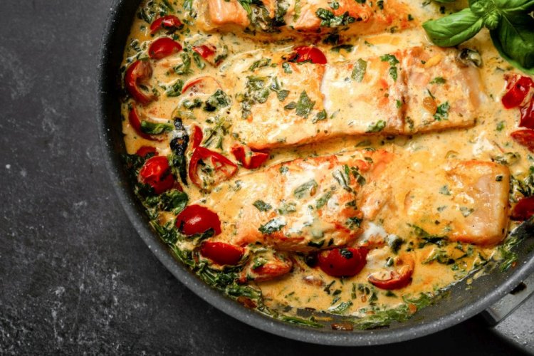 Trucha con espinacas y tomates cherry en salsa de crema
