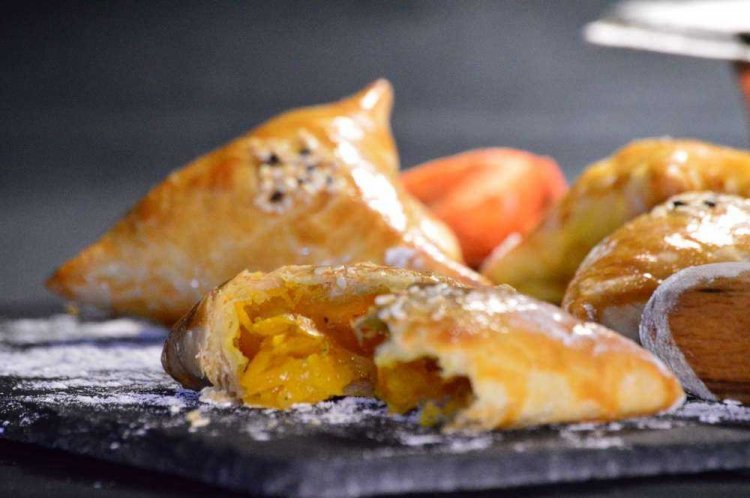 Samosa with Pumpkin Jam