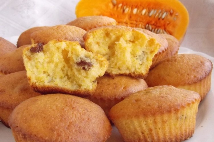 Pumpkin Muffins with Raisins and Honey