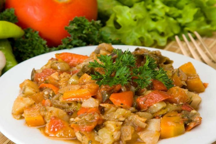 Calabaza estofada con berenjenas y calabacines en sartén