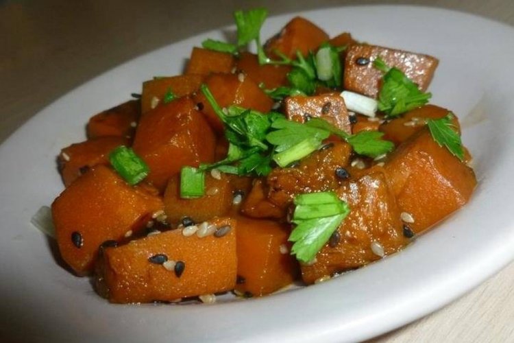 Calabaza especiada en salsa de soja en sartén