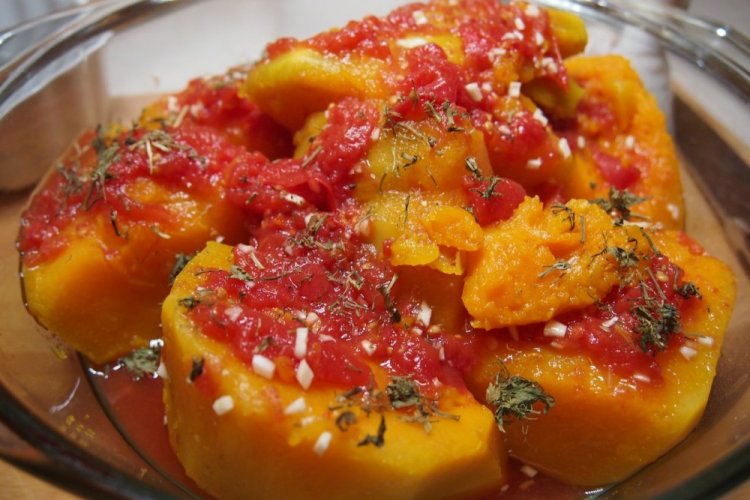 Calabaza con tomate en sartén