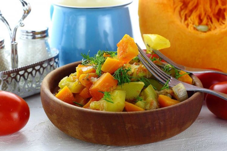 Ragú de verduras con calabaza en sartén