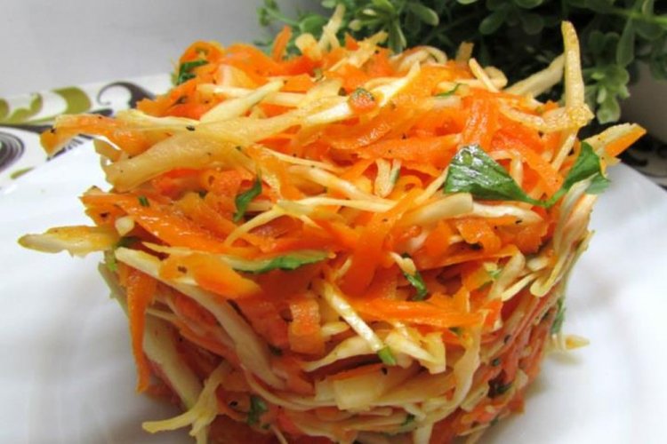 Ensalada crujiente de calabaza cruda y col