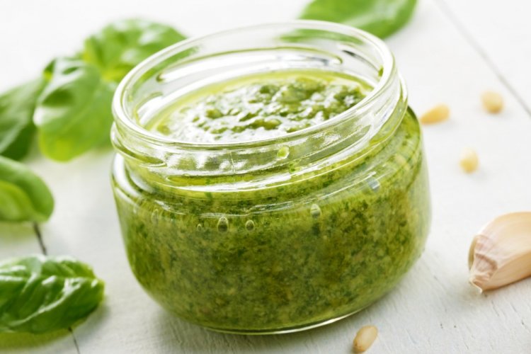 Pasta de ajo con albahaca