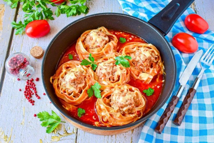 Nidos con carne picada y salsa de tomate en sartén