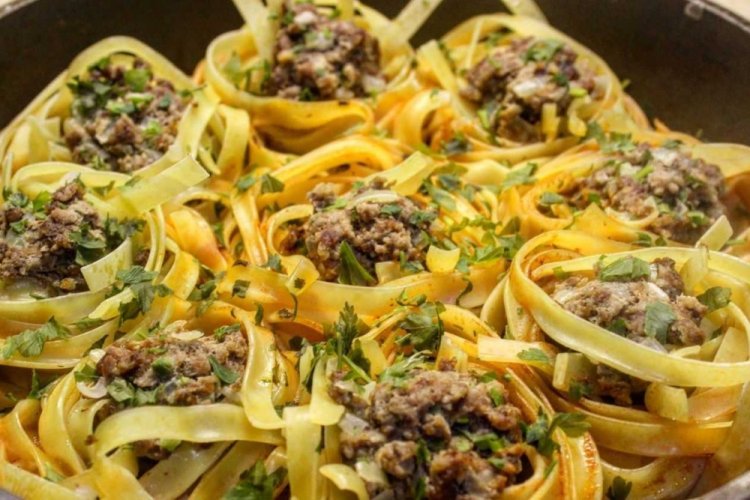 Nidos con carne picada en caldo en sartén