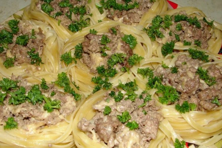 Nidos con carne picada y crema en sartén