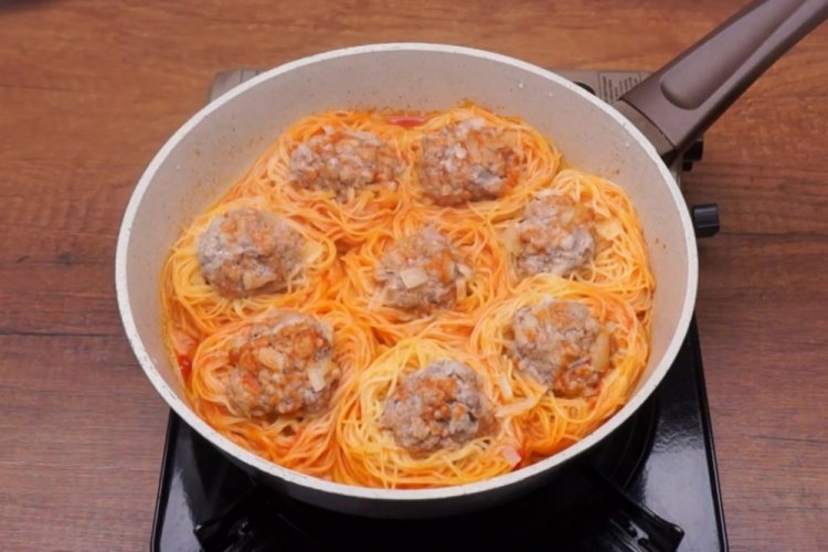 Nidos con carne picada en salsa de tomate y crema agria en sartén