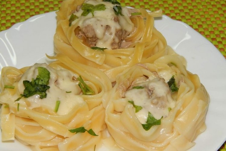 Nidos con carne picada y crema agria en sartén