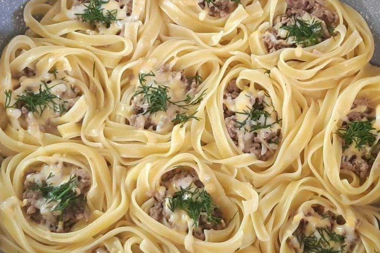 Nidos con carne picada y patatas en sartén
