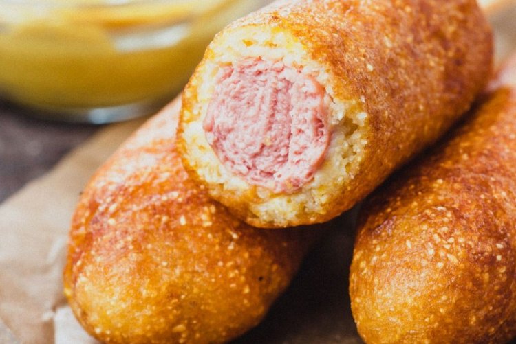 Corn dogs con sémola de maíz
