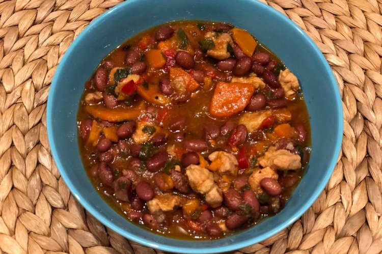 Chili con carne de pollo y salchichas de caza