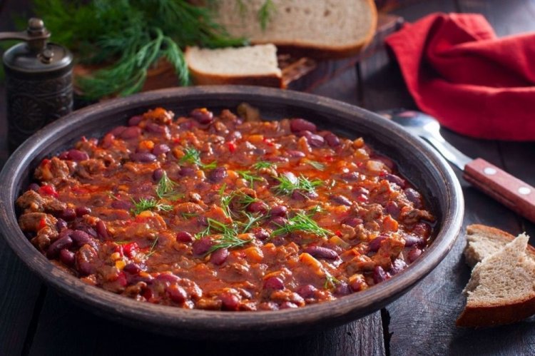 Chili con carne con salchichas y cerveza