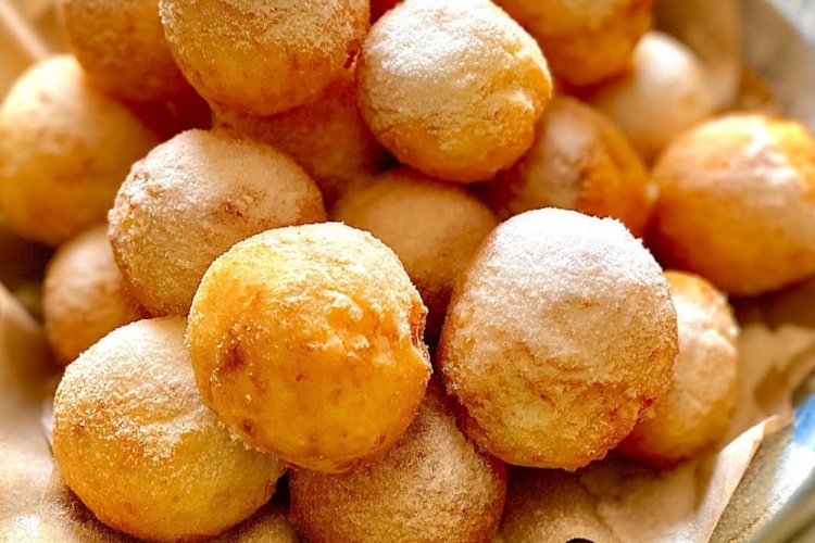 Cottage Cheese Balls with Sour Cream